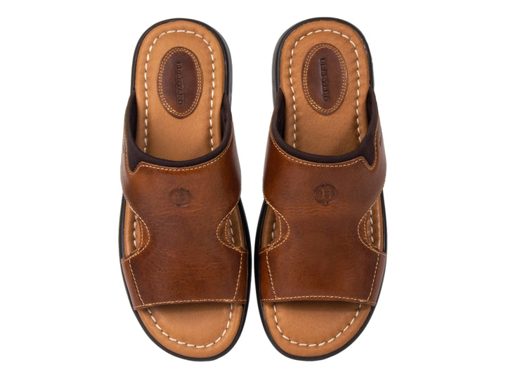 Sandalias Brantano Riviera para hombre en color tan con detalles de costuras blancas y suela oscura.