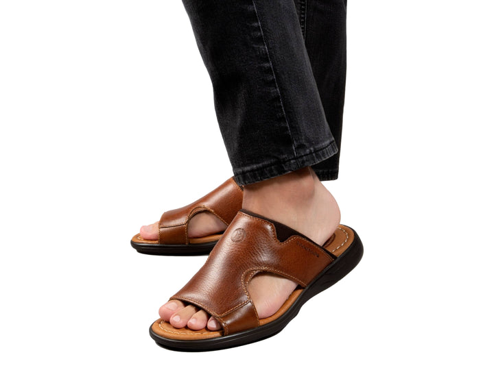Sandalias Brantano Riviera para hombre en color tan con detalles de costuras blancas y suela oscura.