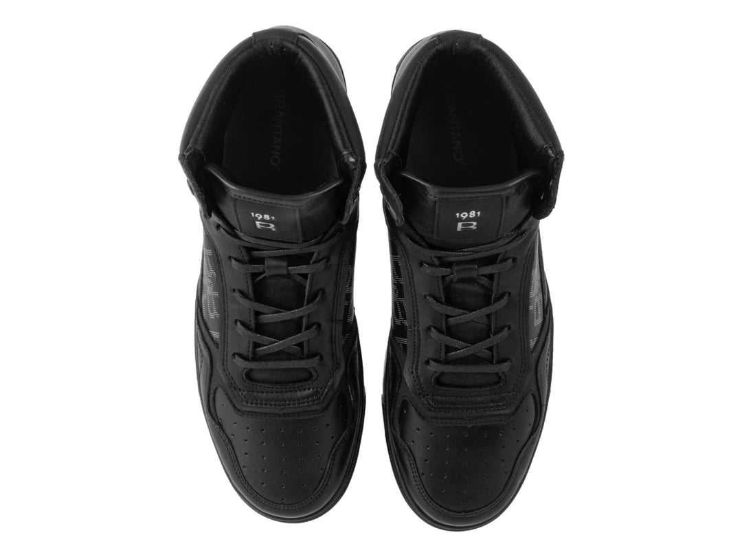 Tenis botín color negro con detalles texturizados en el lateral y suela plana.