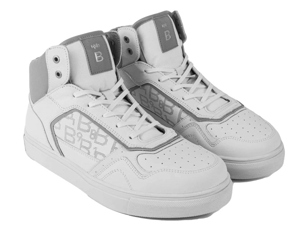 Tenis tipo bota color blanco con detalles en gris y suela blanca.