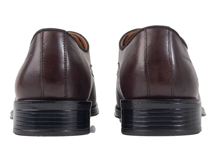 Zapato formal de cuero color café con cordones y suela negra.