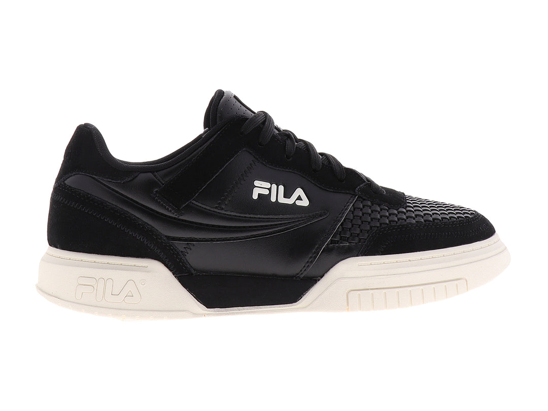 Tenis FILA color negro con suela color crema, diseño deportivo casual.