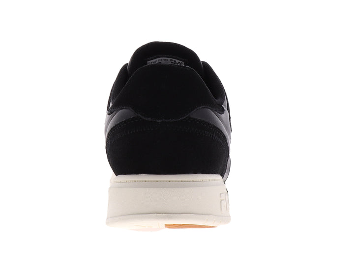 Tenis FILA color negro con suela color crema, diseño deportivo casual.