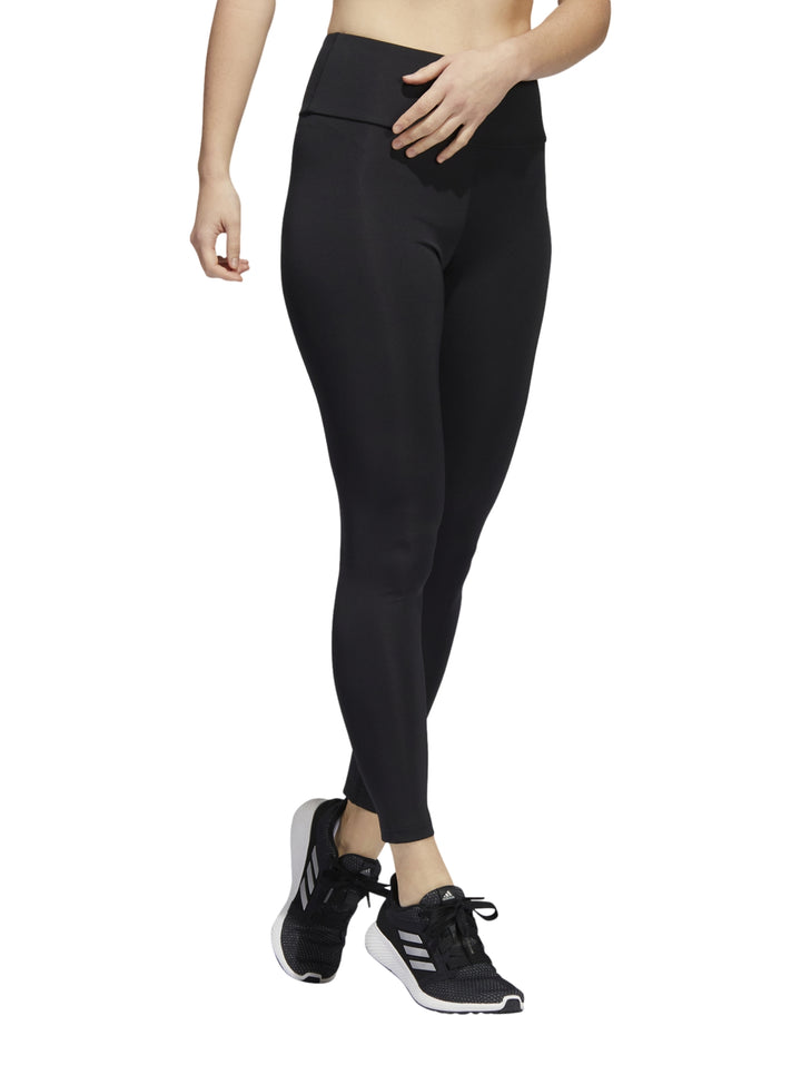 Mujer vistiendo leggings deportivos Adidas de color negro, ajustados y de cintura alta.