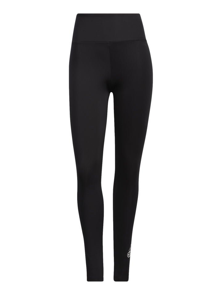 Mujer vistiendo leggings deportivos Adidas de color negro, ajustados y de cintura alta.