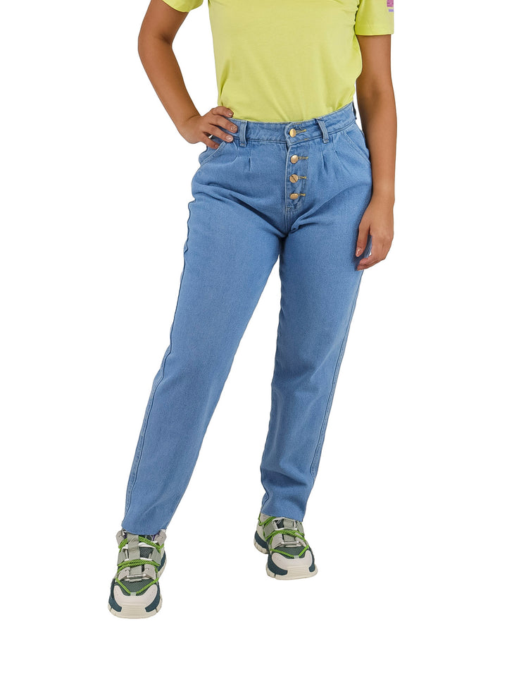 Mujer vistiendo jeans de mezclilla color azul claro con cierre de cuatro botones frontales.