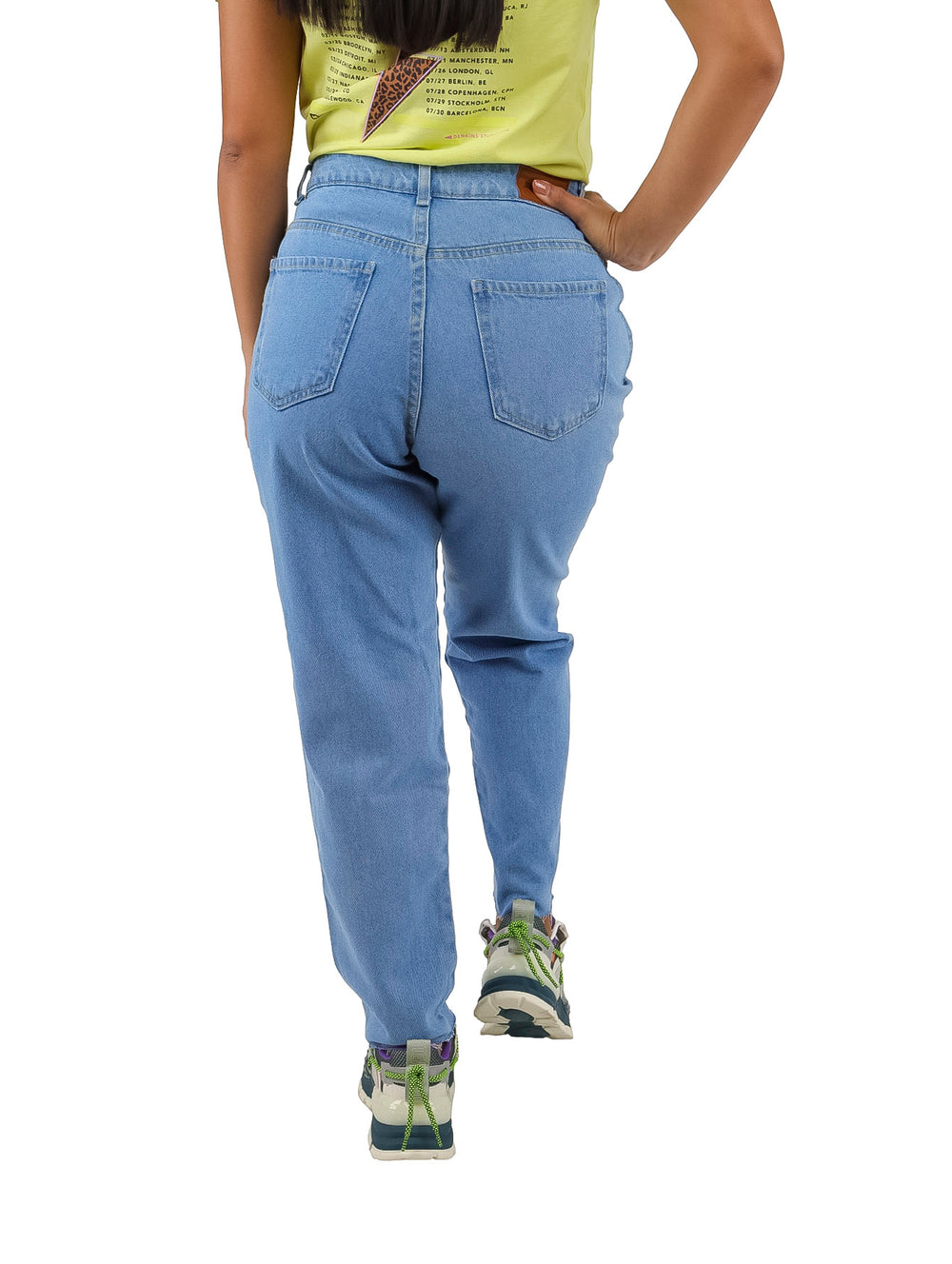 Mujer vistiendo jeans de mezclilla color azul claro con cierre de cuatro botones frontales.