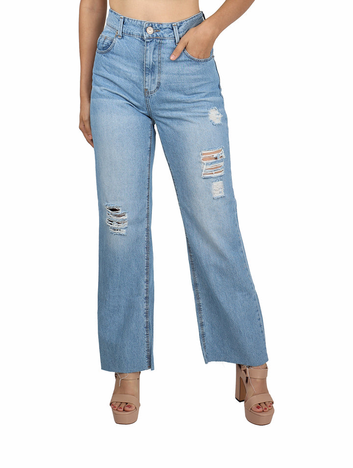 Jeans de mezclilla azul claro para mujer con efecto de destrucción y corte de pierna ancha.