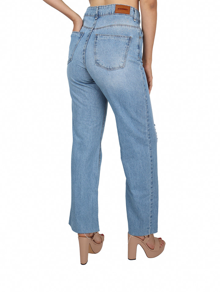 Jeans de mezclilla azul claro para mujer con efecto de destrucción y corte de pierna ancha.