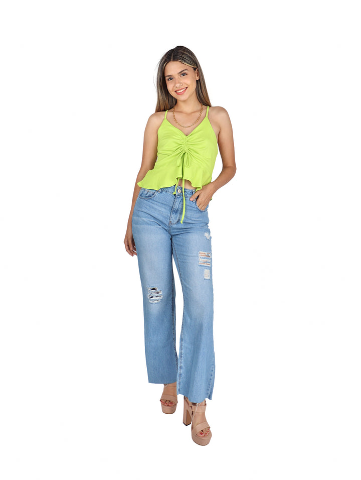 Jeans de mezclilla azul claro para mujer con efecto de destrucción y corte de pierna ancha.