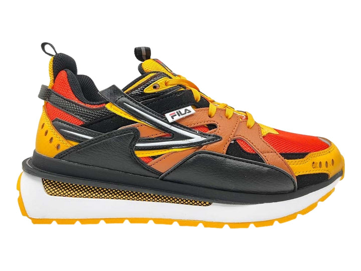 Tenis deportivos FILA en colores naranja, amarillo y negro con suela blanca y amarilla.