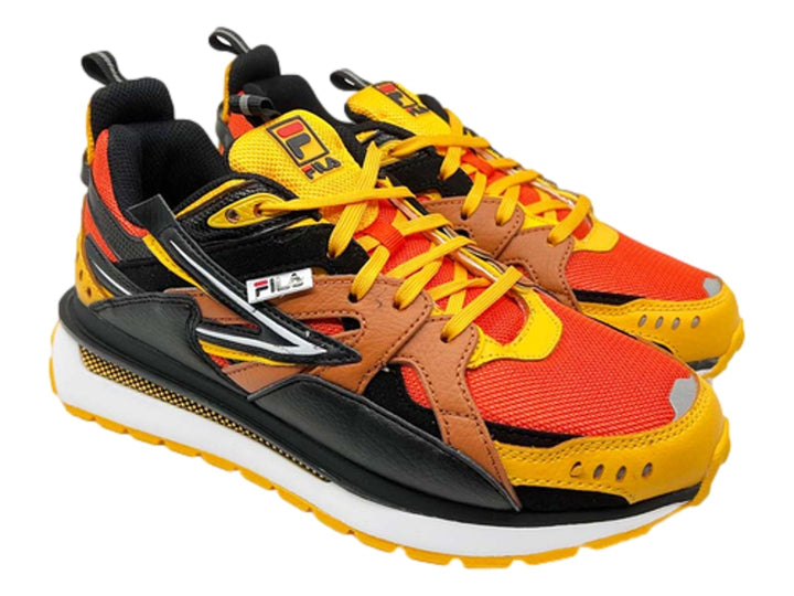 Tenis deportivos FILA en colores naranja, amarillo y negro con suela blanca y amarilla.