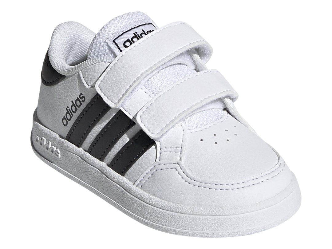 Tenis Adidas Breaknet I para niño en color blanco con tres franjas negras y cierre de velcro.