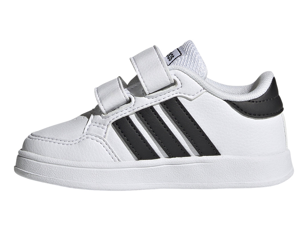 Tenis Adidas Breaknet I para niño en color blanco con tres franjas negras y cierre de velcro.
