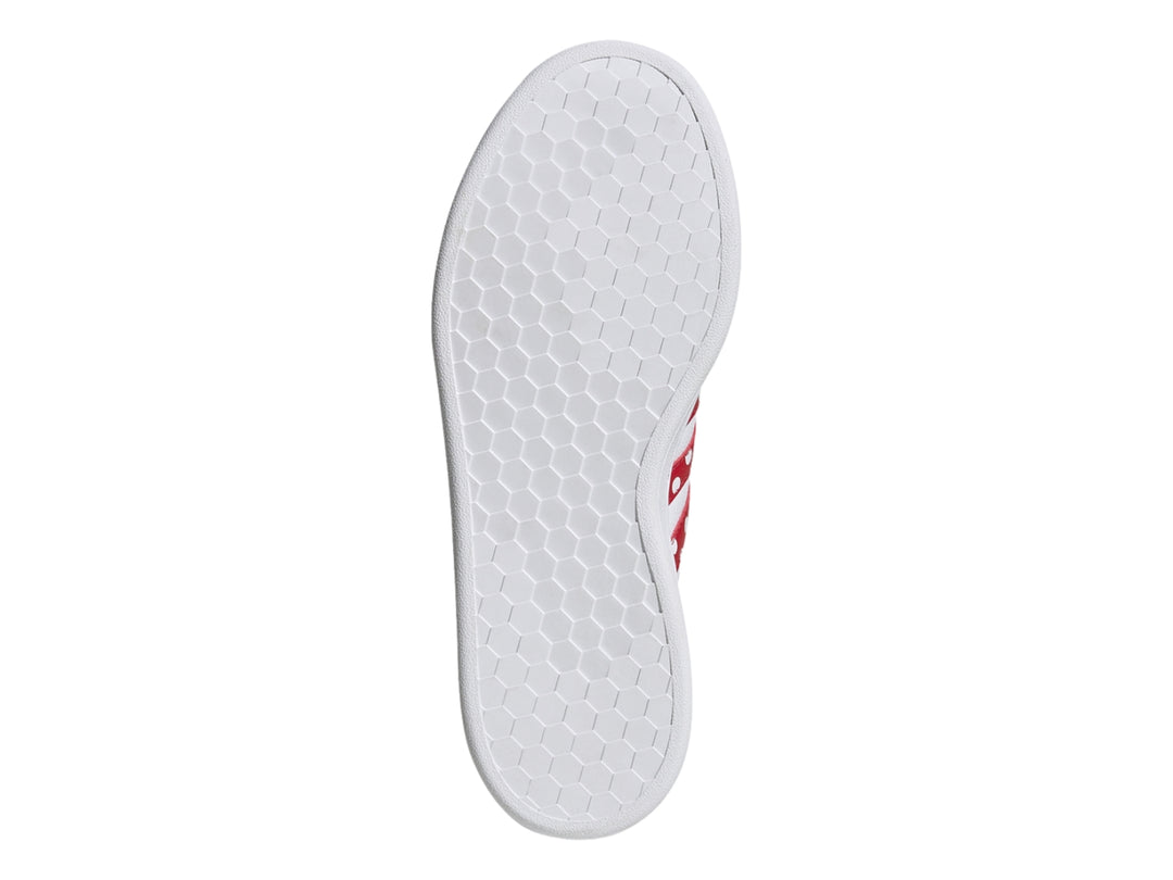 Tenis Adidas Grand Court blancos para mujer con rayas rojas y detalles de Minnie Mouse.