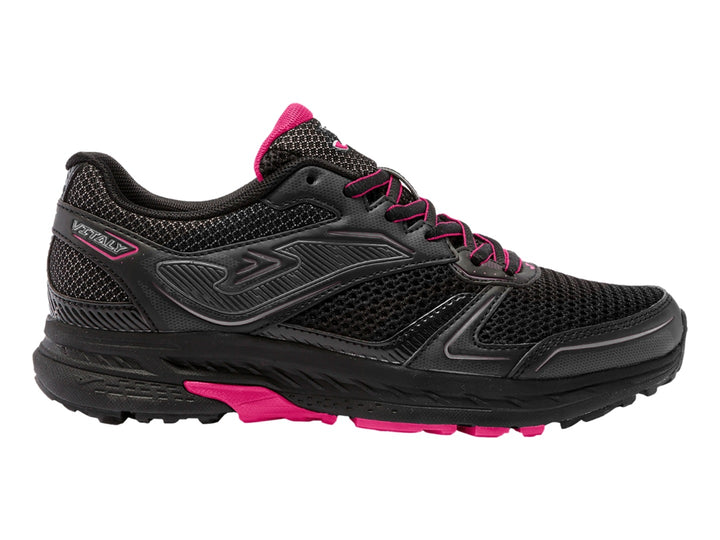 Tenis deportivos Joma para mujer en color negro con detalles en rosa en la lengüeta y la suela.