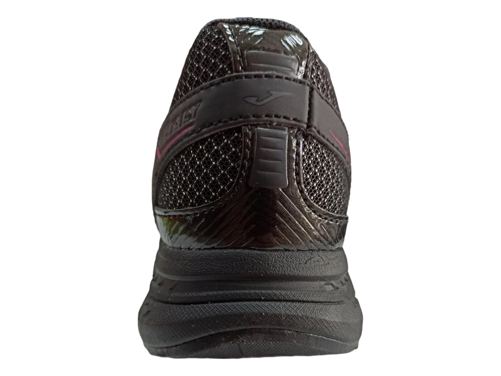 Tenis deportivos Joma para mujer en color negro con detalles en rosa en la lengüeta y la suela.
