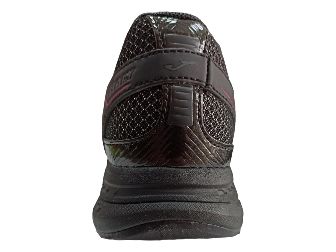 Tenis deportivos Joma para mujer en color negro con detalles en rosa en la lengüeta y la suela.
