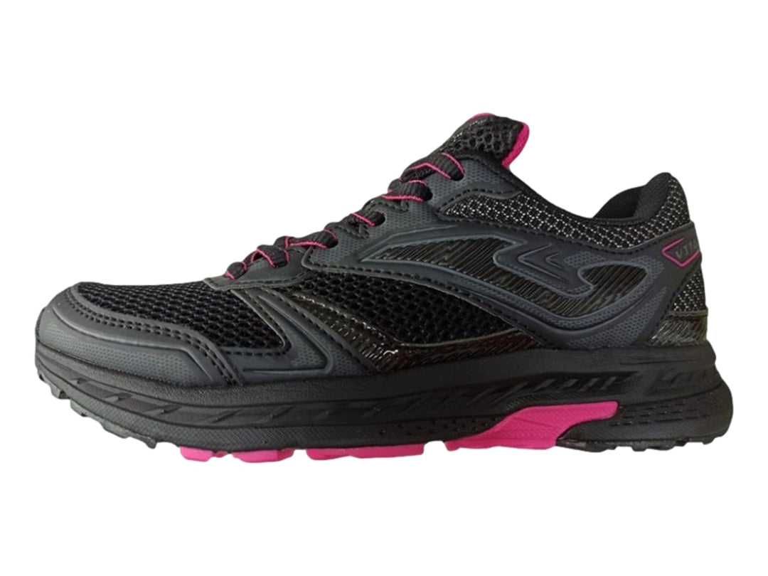 Tenis deportivos Joma para mujer en color negro con detalles en rosa en la lengüeta y la suela.