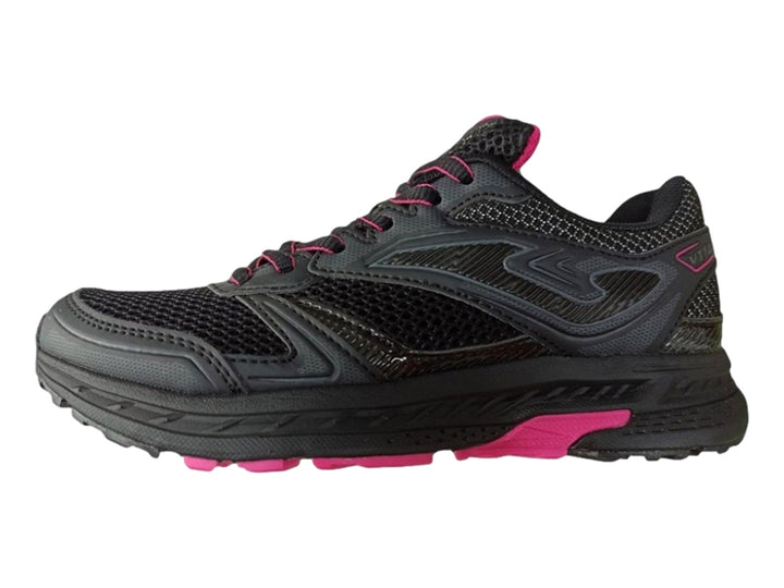 Tenis deportivos Joma para mujer en color negro con detalles en rosa en la lengüeta y la suela.