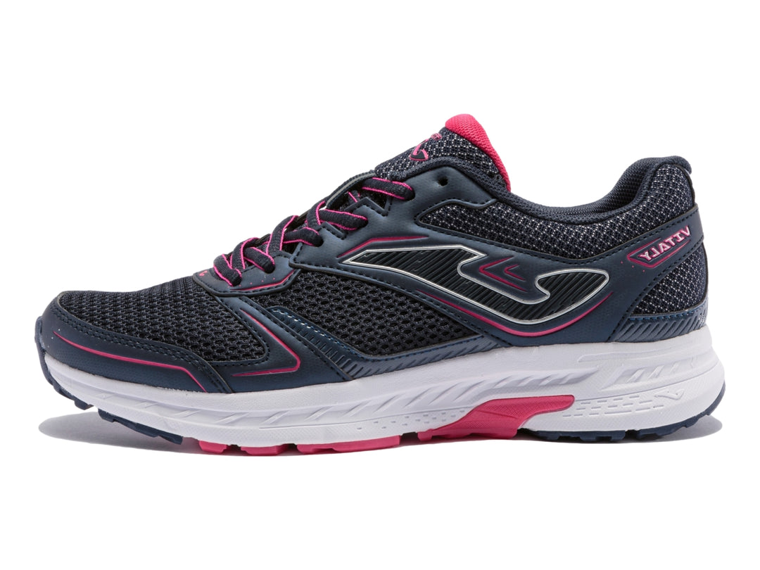 Tenis deportivos Joma Vitaly para mujer en color azul marino con detalles fucsia y suela blanca.