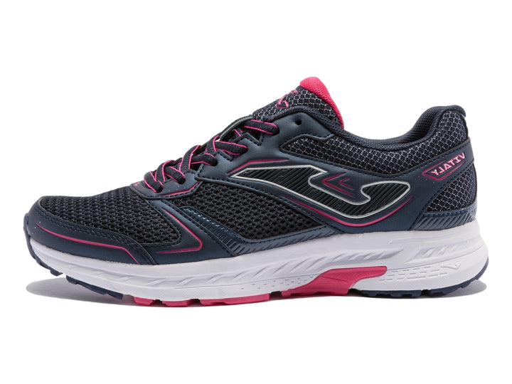 Tenis deportivos Joma Vitaly para mujer en color azul marino con detalles fucsia y suela blanca.