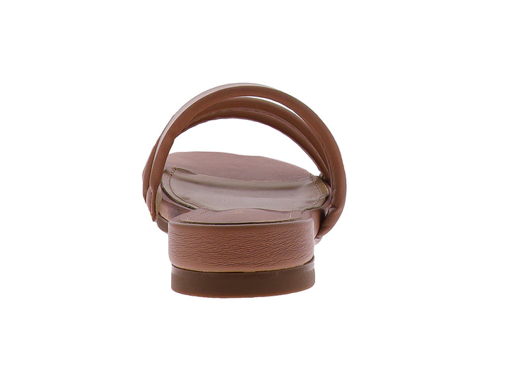 Sandalia plana para mujer en color blush con tres tiras anchas transversales sobre el empeine.