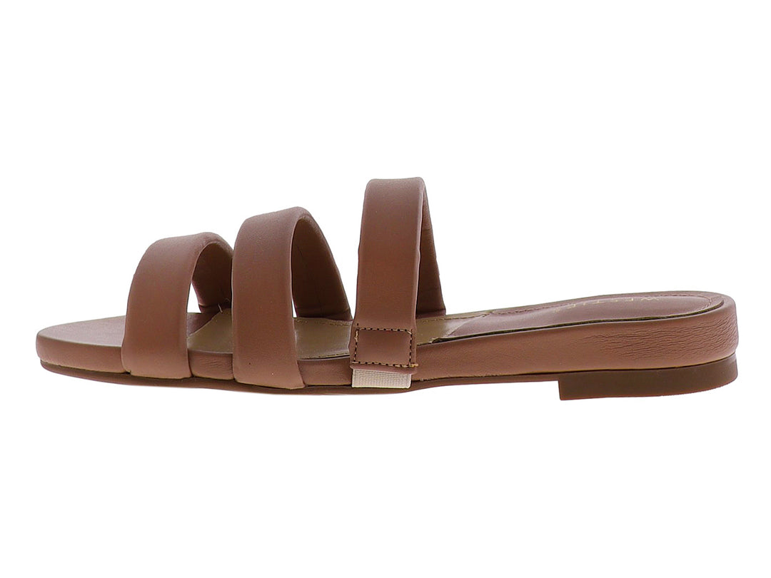 Sandalia plana para mujer en color blush con tres tiras anchas transversales sobre el empeine.
