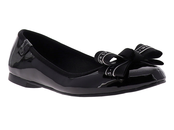 Zapato plano negro de charol con un moño decorativo en la parte superior.