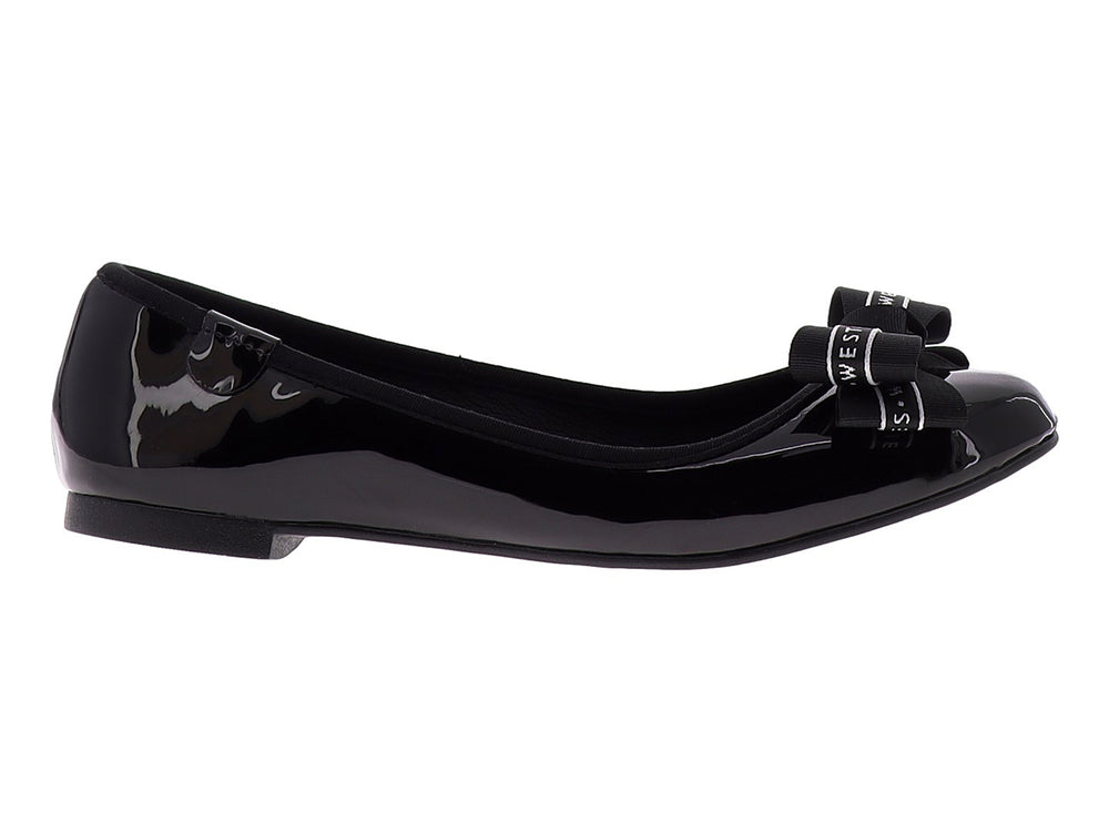 Zapato plano negro de charol con un moño decorativo en la parte superior.