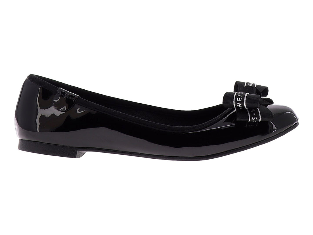 Zapato plano negro de charol con un moño decorativo en la parte superior.