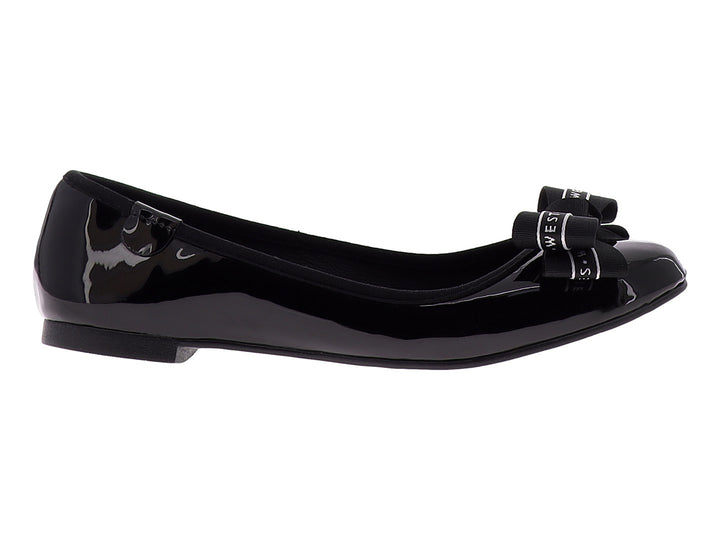 Zapato plano negro de charol con un moño decorativo en la parte superior.