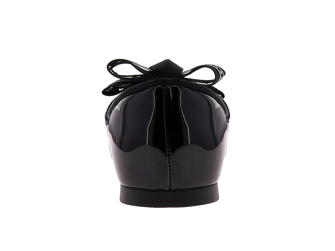 Zapato plano negro de charol con un moño decorativo en la parte superior.