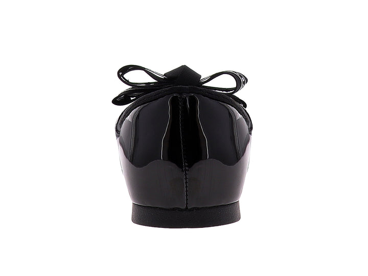 Zapato plano negro de charol con un moño decorativo en la parte superior.