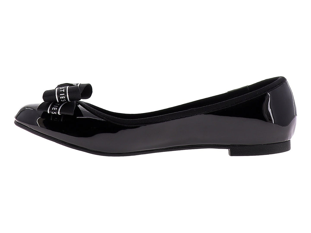 Zapato plano negro de charol con un moño decorativo en la parte superior.