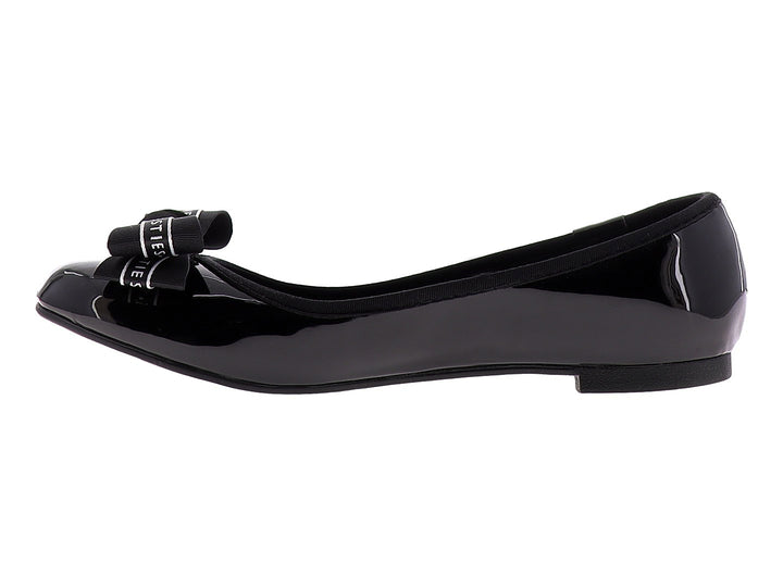 Zapato plano negro de charol con un moño decorativo en la parte superior.