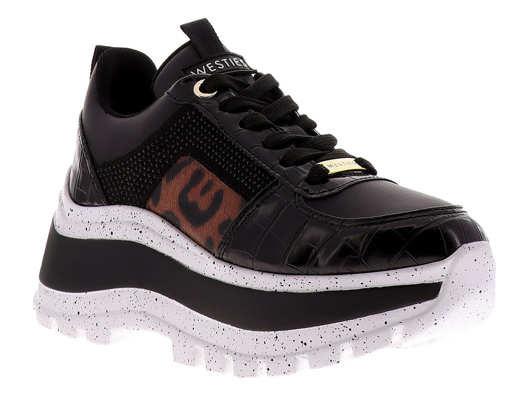 Tenis Westies modelo We Gelsen en color negro con suela blanca de plataforma y detalle de estampado animal.