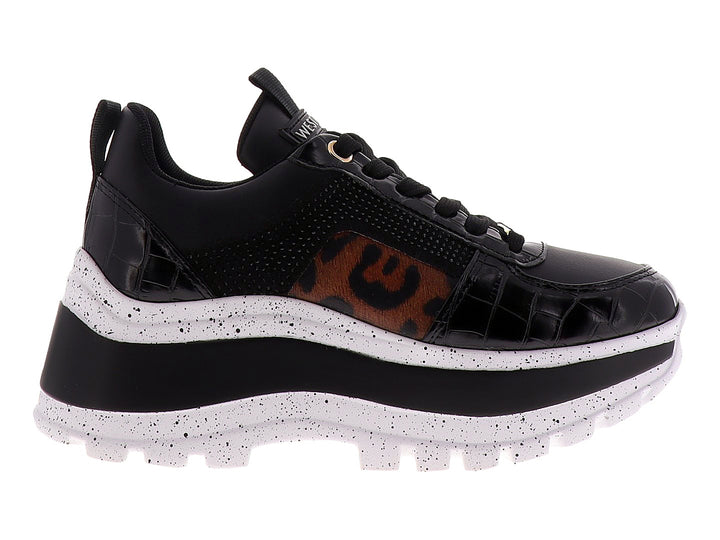 Tenis Westies modelo We Gelsen en color negro con suela blanca de plataforma y detalle de estampado animal.