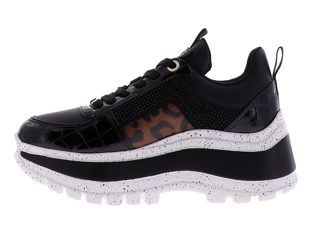 Tenis Westies modelo We Gelsen en color negro con suela blanca de plataforma y detalle de estampado animal.