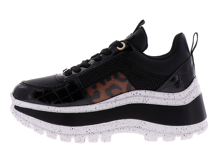 Tenis Westies modelo We Gelsen en color negro con suela blanca de plataforma y detalle de estampado animal.