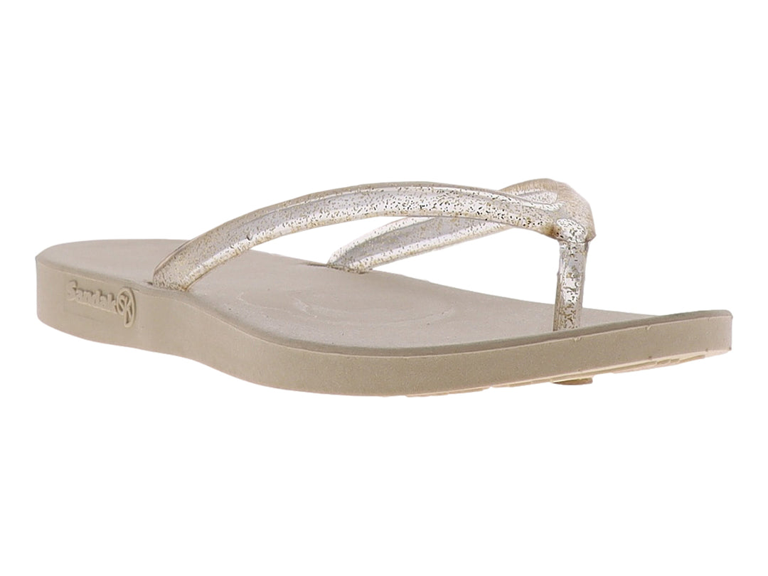 Sandalias de dedo color beige con tiras transparentes y detalles brillantes dorados.