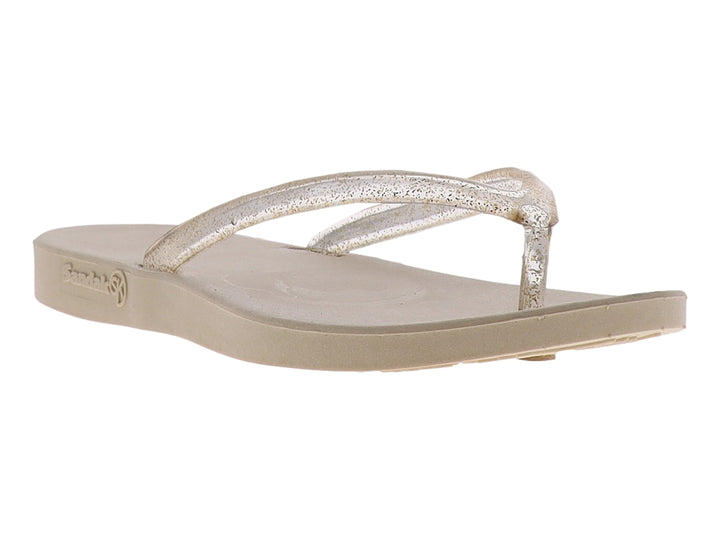 Sandalias de dedo color beige con tiras transparentes y detalles brillantes dorados.