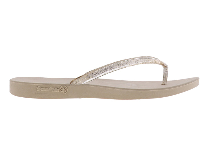 Sandalias de dedo color beige con tiras transparentes y detalles brillantes dorados.