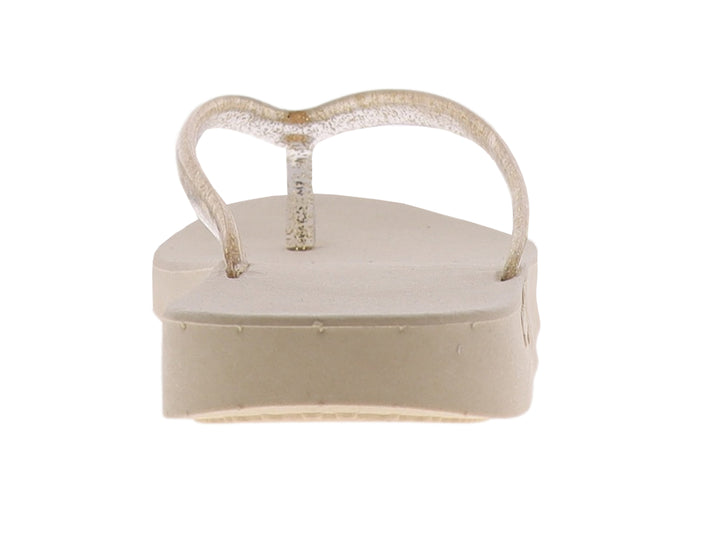 Sandalias de dedo color beige con tiras transparentes y detalles brillantes dorados.