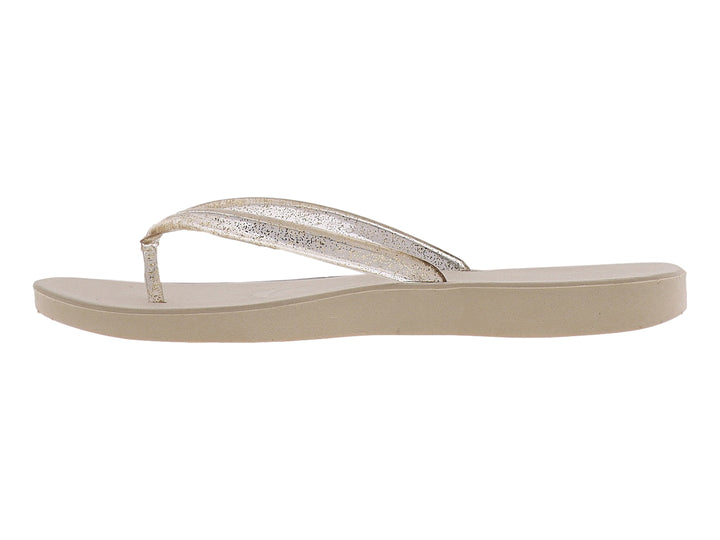 Sandalias de dedo color beige con tiras transparentes y detalles brillantes dorados.