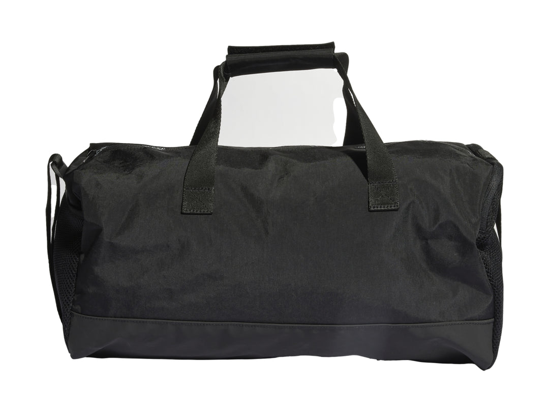 Bolsa de deporte Adidas color negro con logotipo blanco y tres franjas decorativas en la parte inferior.
