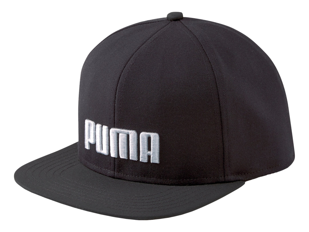 Gorra PUMA negra de visera plana con logotipo blanco bordado en el frente.