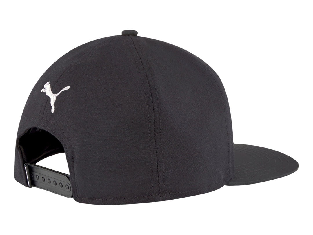 Gorra PUMA negra de visera plana con logotipo blanco bordado en el frente.
