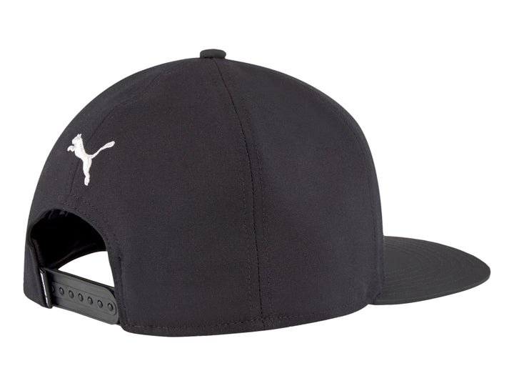 Gorra PUMA negra de visera plana con logotipo blanco bordado en el frente.