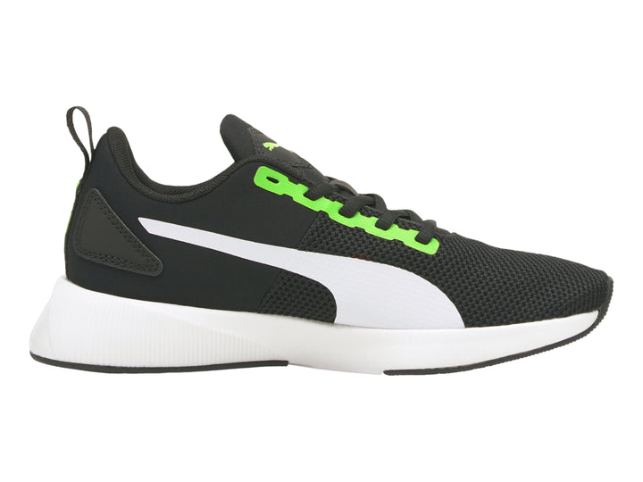 Tenis PUMA Flyer Runner JR en color negro con detalles en blanco y verde neón, suela blanca.